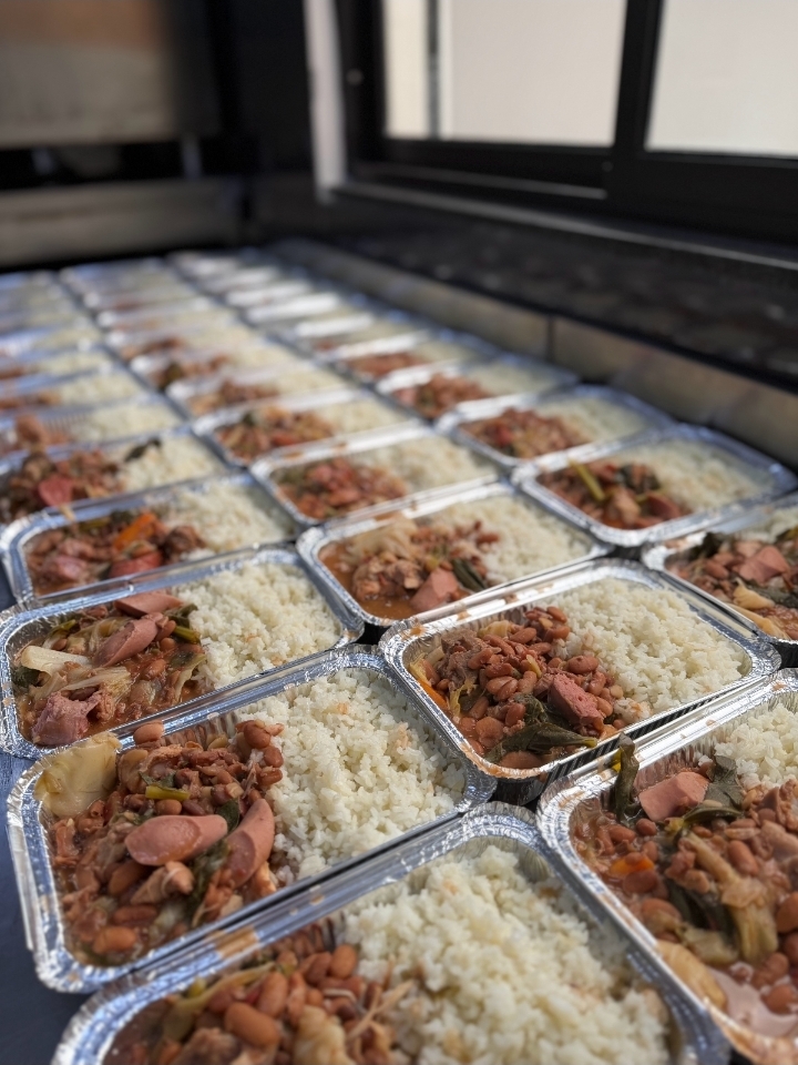 Marmitas de refeições diárias da MARY DELÍCIAS com arroz e feijão