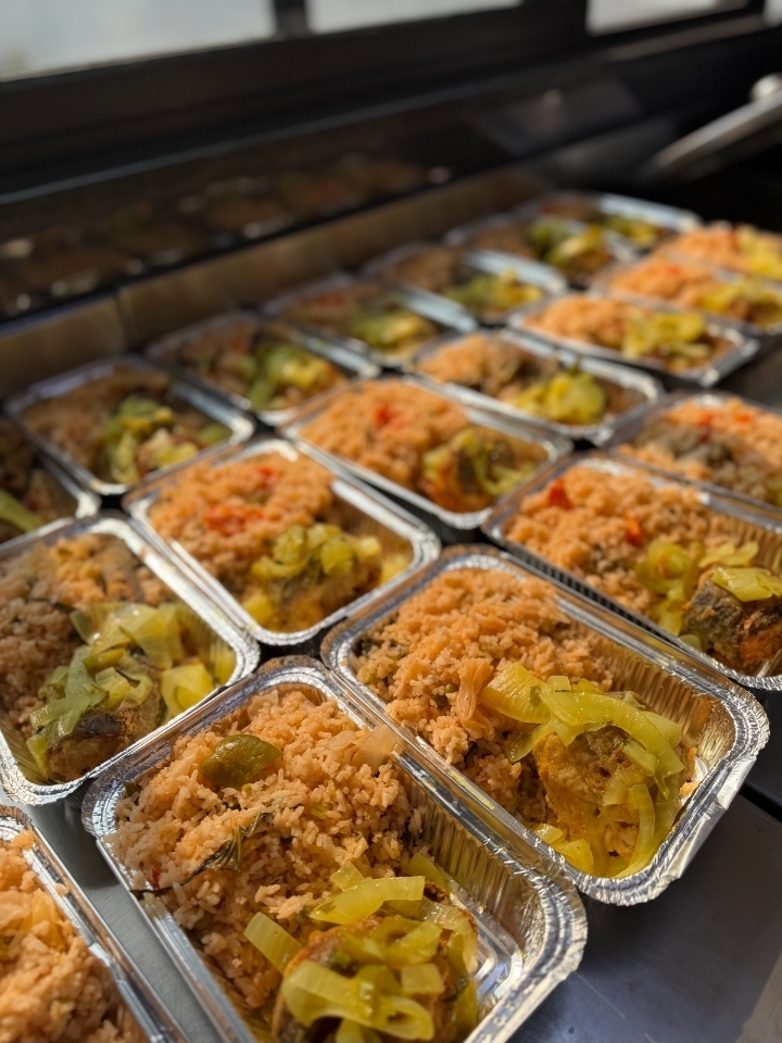 Marmitas de refeições diárias — arroz com peixe e legumes